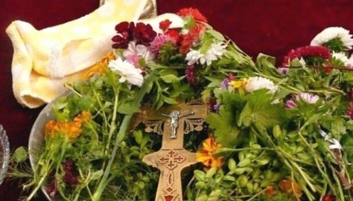 Всеки трябва да пийне от кръстената вода, за да прогони от себе си злото