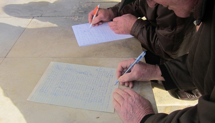 Сред подписалите се са и членове на много местни ромски фамилии