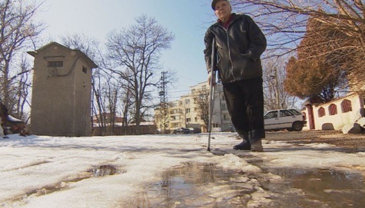 Всеки, който желае да му помогне финансово, може да го направи с превод по банкова сметка