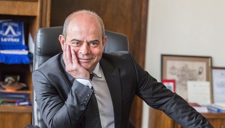 Битува мнението, че поне 30% от парите по тези европейски проекти се изплащат като комисионни за купуване на влияние и спокойствие!