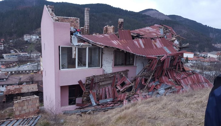 Мобилизират се доброволци и горски