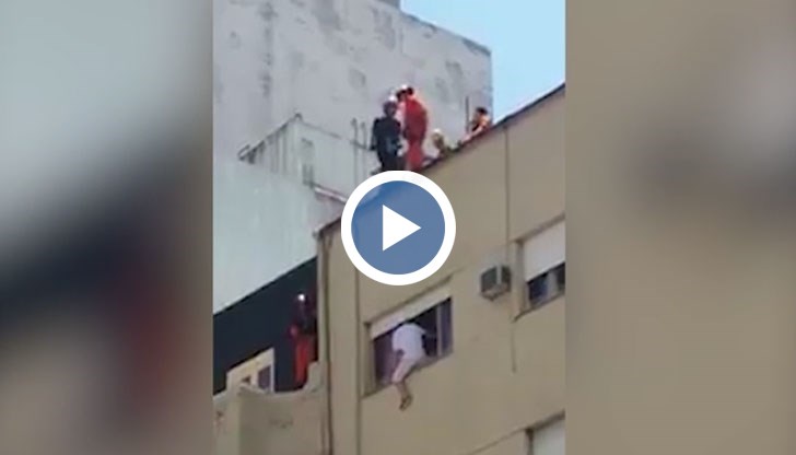 При опасна маневра те изритват самоубиеца обратно в апартамента