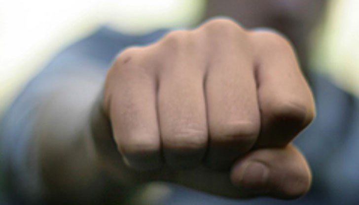 Мъжът налага с юмруци жената и я поваля на земята