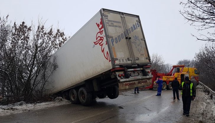 Шофьорът на камиона се оплака, че са започнали опясъчаване на пътя едва след катастрофата
