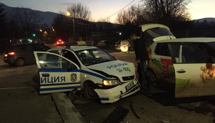 Полицаите са пострадали