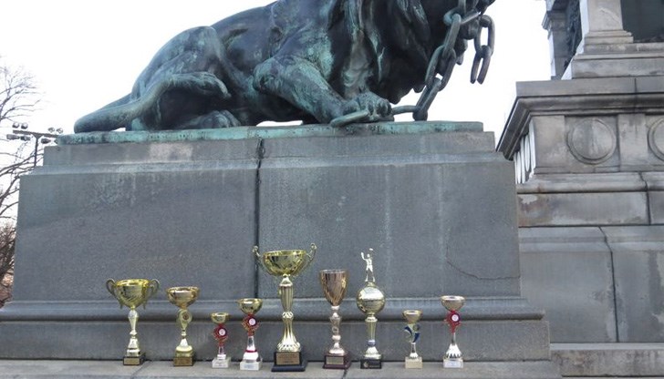 Десетки родители, учители и ученици се събраха днес на протест пред Паметника на свободата