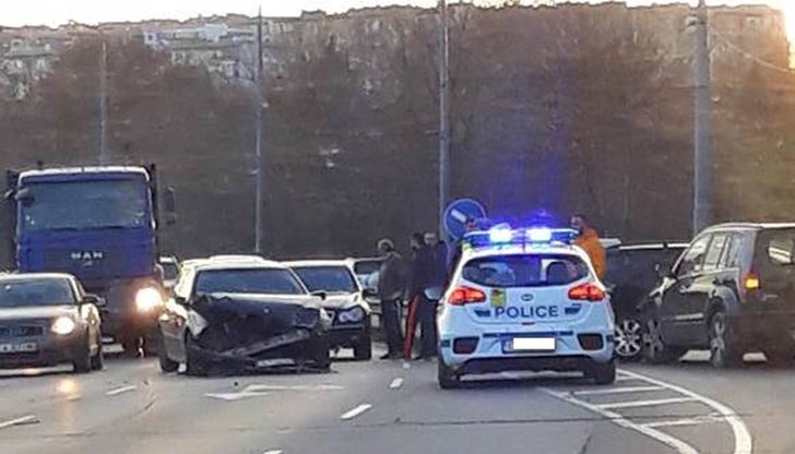 Черно БМВ се размаза в района на магазин „1000 бани“