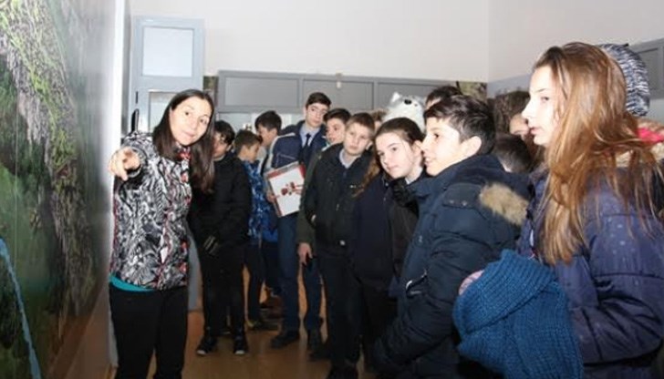 Занятията води музейният педагог Магдалена Трифонова