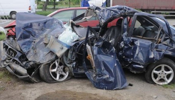 Автомобил "БМВ" се ударил последователно в електрически стълб, бетонна ограда, тухлен зид и дърво / Снимката е илюстративна