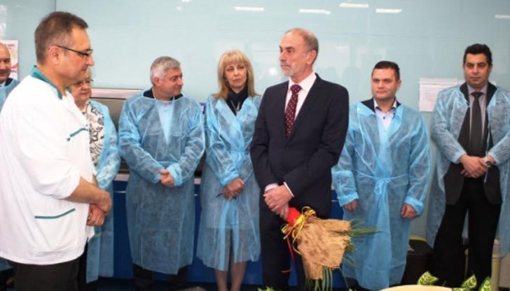 Галин Григоров подари на д-р Хубчев кърпа и сапун