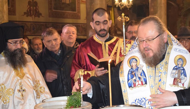 Негово Високопреосвещенство Русенски митрополит Наум благослови всички присъстващи, поръсвайки ги с осветената вода
