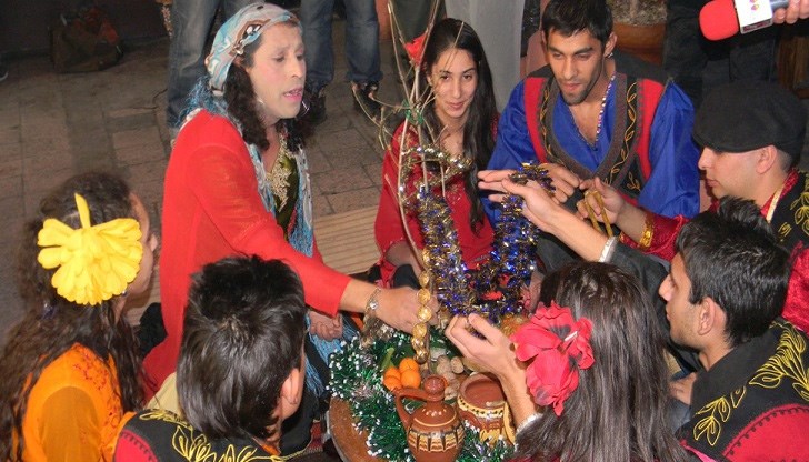 Домакинът на всяка къща нарежда банкноти по земята и Банго Васил минава по тях Домакинът на всяка къща нарежда банкноти по земята и Банго Васил минава по тях