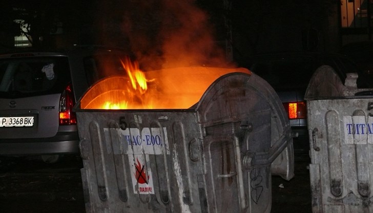 Запалени отпадъци в метален контейнер на улица "Хан Аспарух"