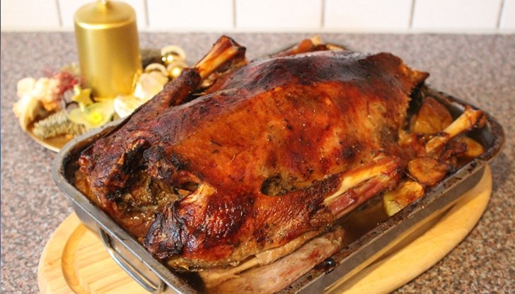 Домакините на висок глас канят Куция Васил да се присъедини към веселбата