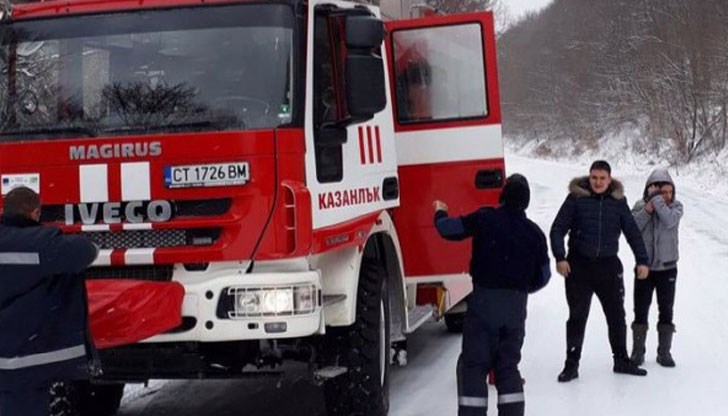 Момчетата искали да се позабавляват с автомобилите в снега Момчетата искали да се позабавляват с автомобилите в снега