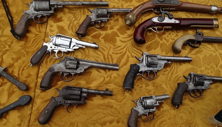 В експозицията могат да се видят образци на стрелково и хладно оръжие В експозицията могат да се видят образци на стрелково и хладно оръжие