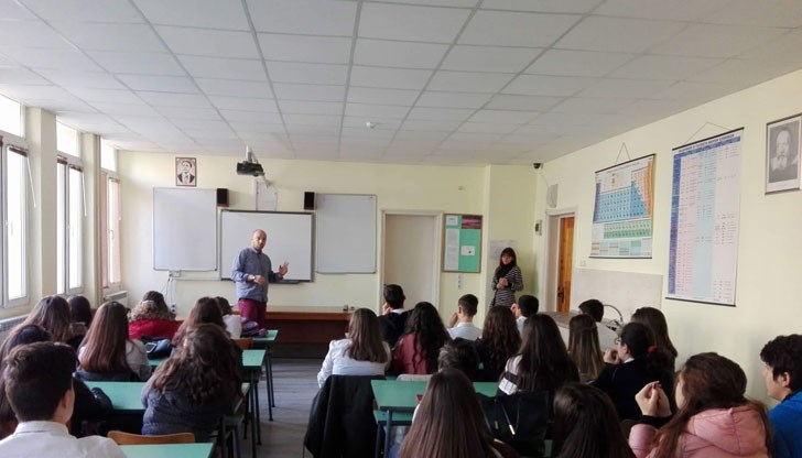 Старши инспектор Петър Ванев гостува на ученици от 8-ми клас