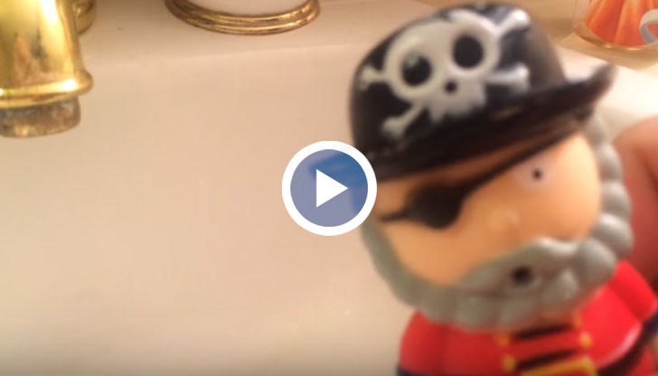 Вижте какво се крие във вътрешността на любимото гумено пате или пластмасова лодка