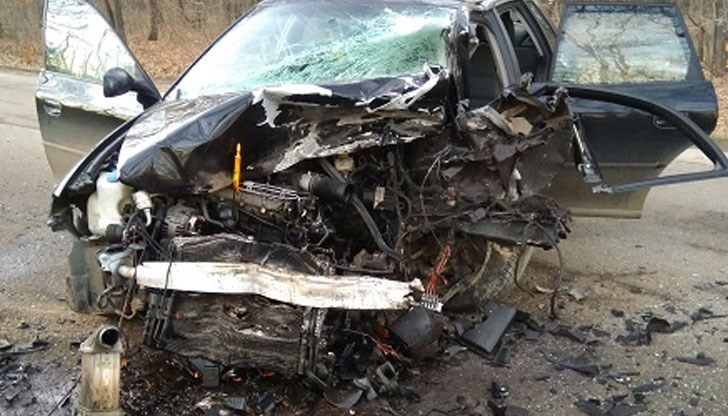 Ауди се блъска челно във Фолксваген при изпреварване