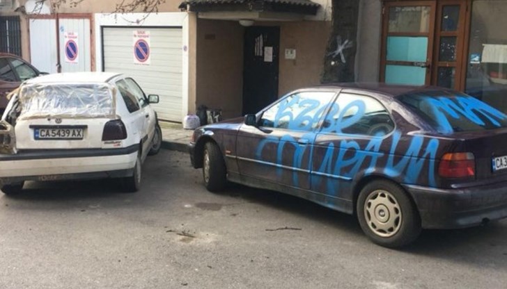 Черен автомобил БМВ е нашарен със син спрей