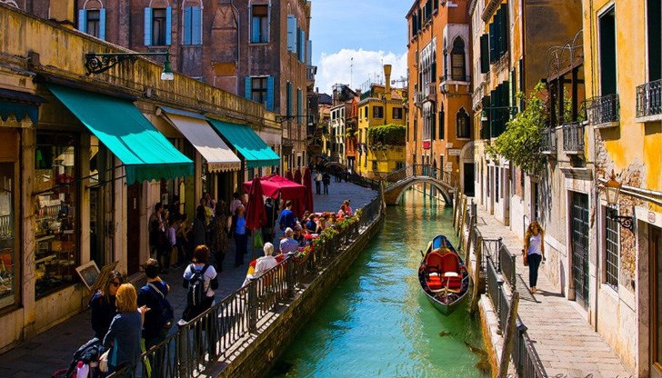 При това става въпрос за най-обикновена кръчма При това става въпрос за най-обикновена кръчма