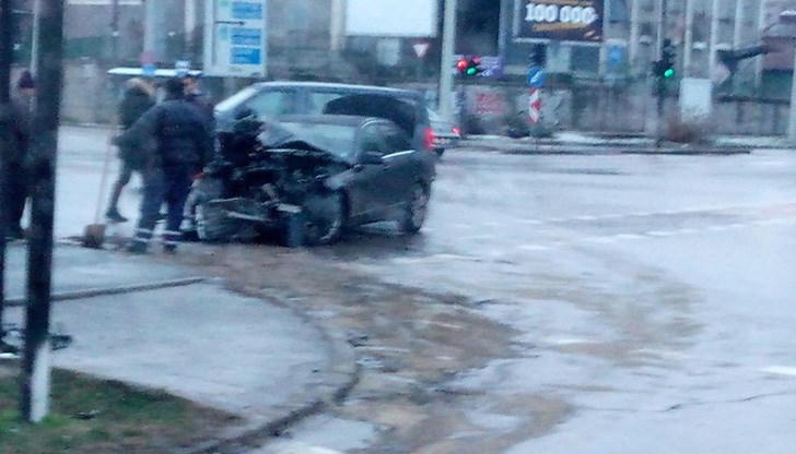 По информация на очевидци е катастрофирал лек автомобил "Мерцедес"