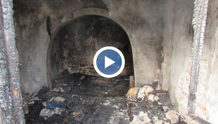 Самонастанилият се мъж заспал със запалена цигара, огънчето й паднало сред боклуците и предизвикало пожар