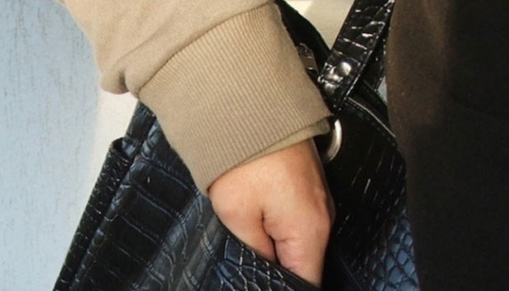 Две момичета са били хванати от полицаи, след кражба на портмоне от възрастна жена Две момичета са били хванати от полицаи, след кражба на портмоне от възрастна жена