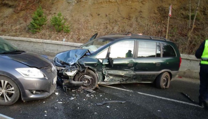 Пернишка "Хонда" предизвика тройна катастрофа, млада жена е ранена
