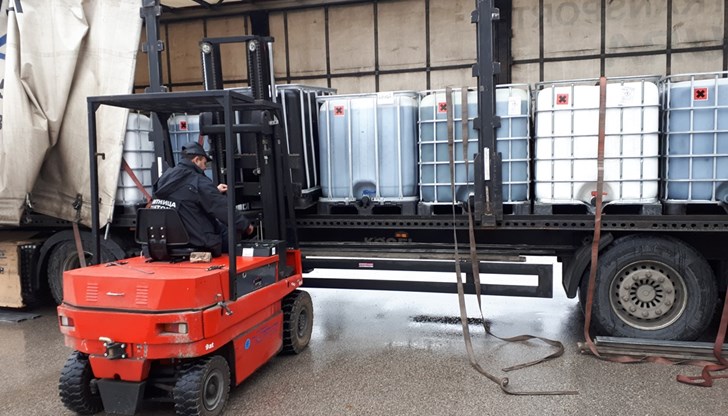 Взети са проби за анализ, стоката е задържана в склад на Митница Лом