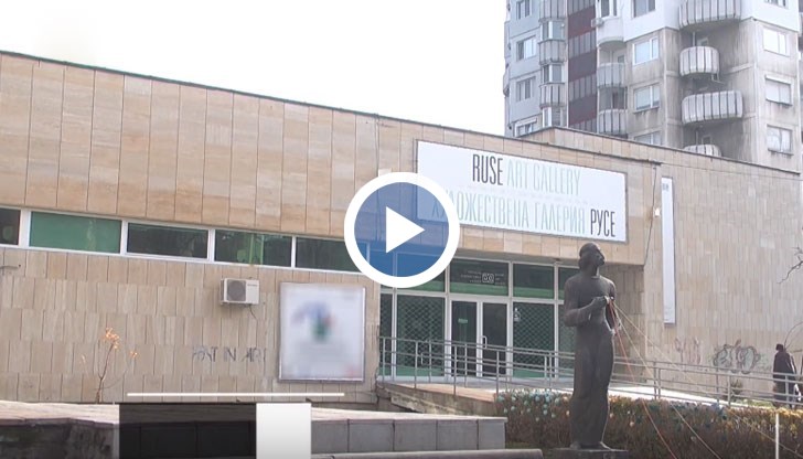 От покрива тече вода, има и напукани стени, заради проблеми с основите на сградата