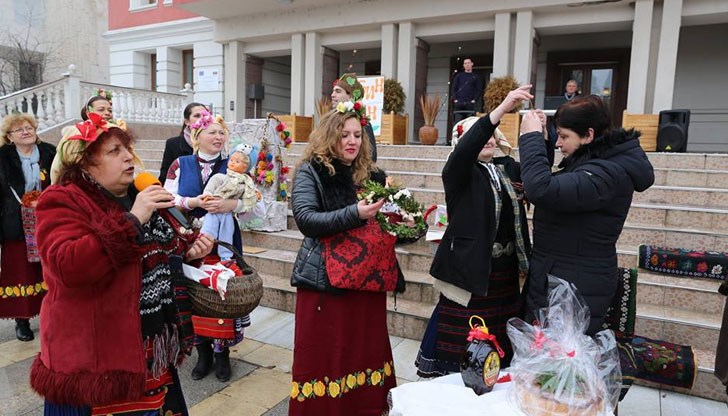 В центъра на града се състоя традиционен ритуал по измиване на ръцете на най-възрастната баба