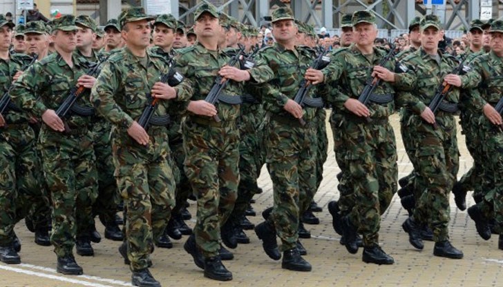 Само в Сухопътни войски има 2900 вакантни места. 900 от тях са за офицери и сержанти, а останалите – за войници