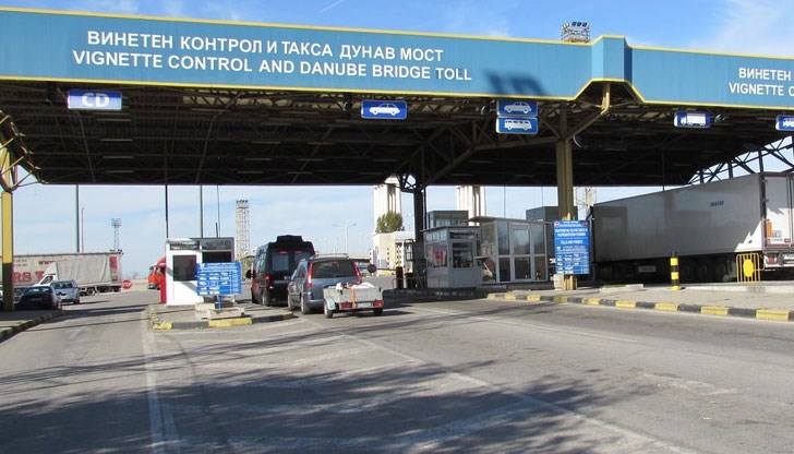 На българо - румънската граница на ГКПП "Дунав мост-Русе" движението на товарни автомобили е натоварено на вход
