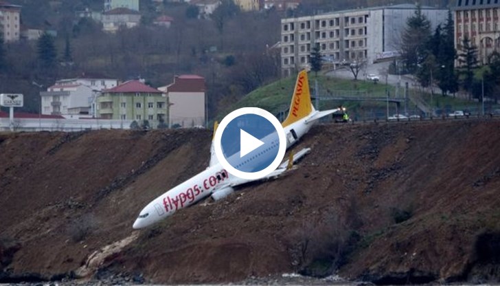 Хора крещят, молят за помощ, децата плачат