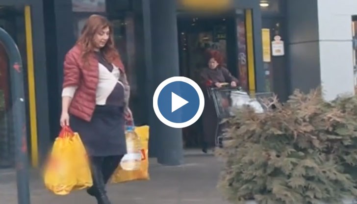 Как се отнасят хората към бременна жена, която носи тежки пазарски чанти?