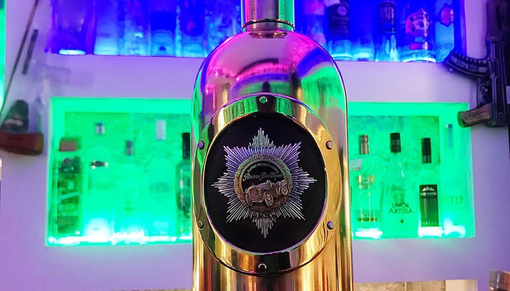 Бутилката от бяло и жълто злато бе задигната във вторник от бар в Дания