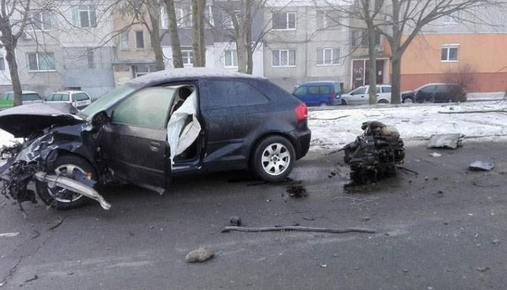 Части от колата са се разлетели на стотина метра