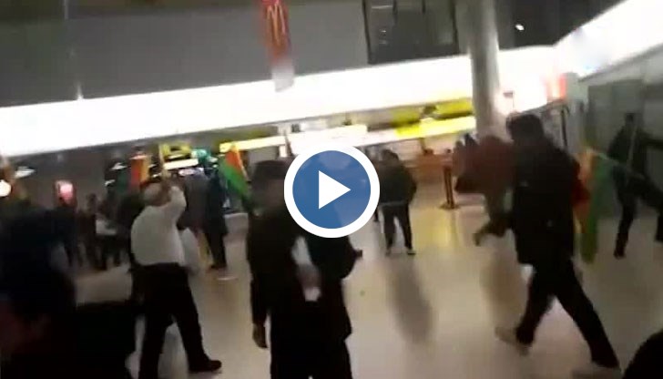 Полицията съобщи, че е използвала лютив спрей, за да раздели двете групи