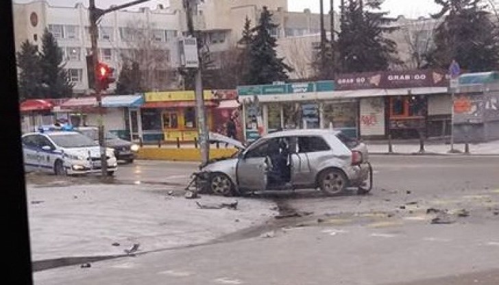 По първоначална информация автомобилът се е забил в стълб