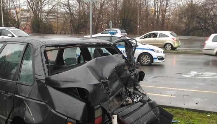 Двама мъже пострадаха при сблъсъка на кола и автобус в Бургас