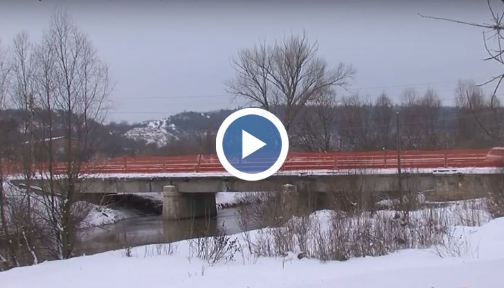 Проблемите започнаха преди повече от година, когато едната пешеходна пътека пропадна