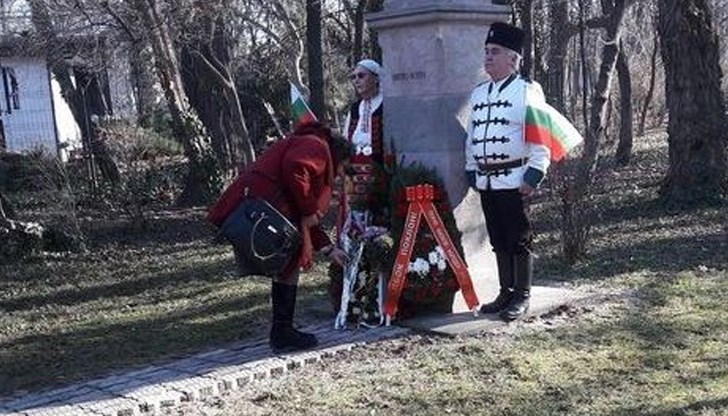 На пост пред монумента застанаха членове на клуб "Традиция"