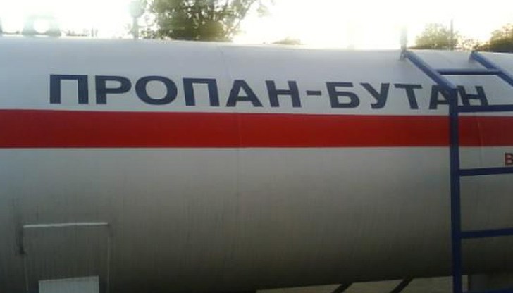 С кран към 12,30 часа цистерната е върната в коловоза С кран към 12,30 часа цистерната е върната в коловоза