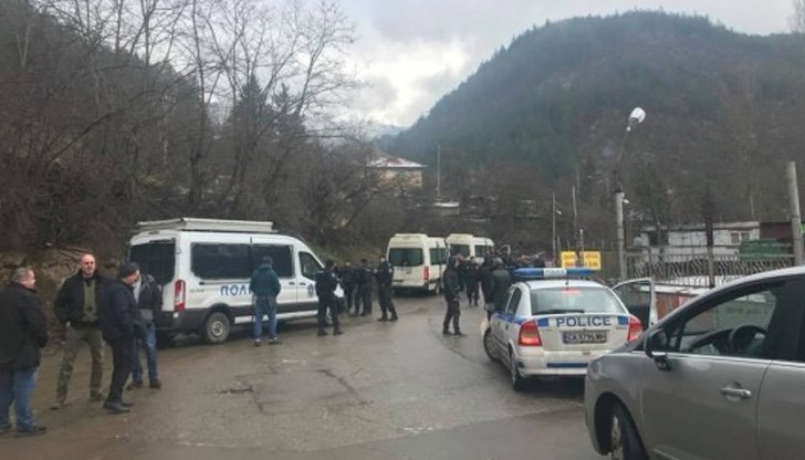 Издирването продължава