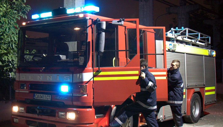 С огъня се борят 10 пожарникари