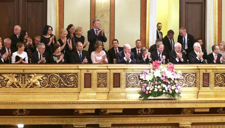 По лична покана на федералния президент на Република Австрия Александър Ван дер Белен със съпругата ми Десислава Радева бяхме почетни гости на световноизвестния Новогодишен концерт, написа президентът на България