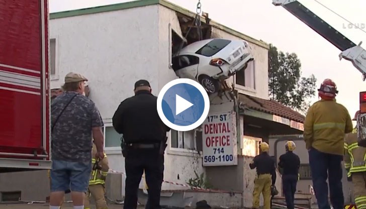 Автомобилът "полетял" във въздуха и се забил в стоматологична клиника