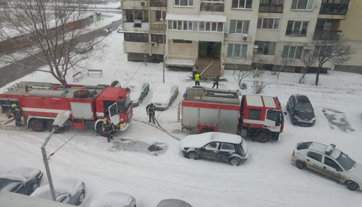 Токът в района бе спрян, хората са евакуирани от огнеборците