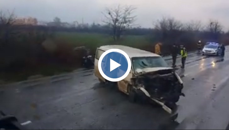 Сблъскали са се челно лек автомобил и бус